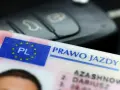 Kluczyk samochodowy i polskie prawo jazdy. Czas na wymianę prawa jazdy, by móc legalnie jeździć po Europie.