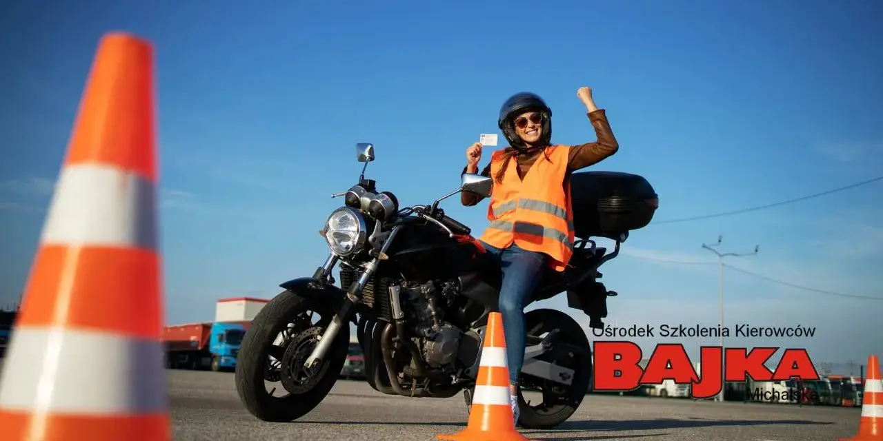 Szczęśliwa kursantka z prawem jazdy kat. A na motocyklu, w kamizelce odblaskowej, na placu manewrowym.