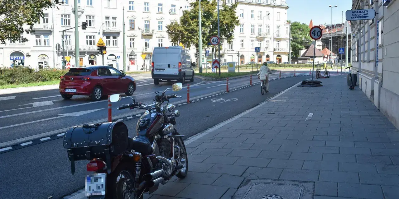 Czy można pchać motor po chodniku? Sprawdź przepisy i zasady bezpieczeństwa