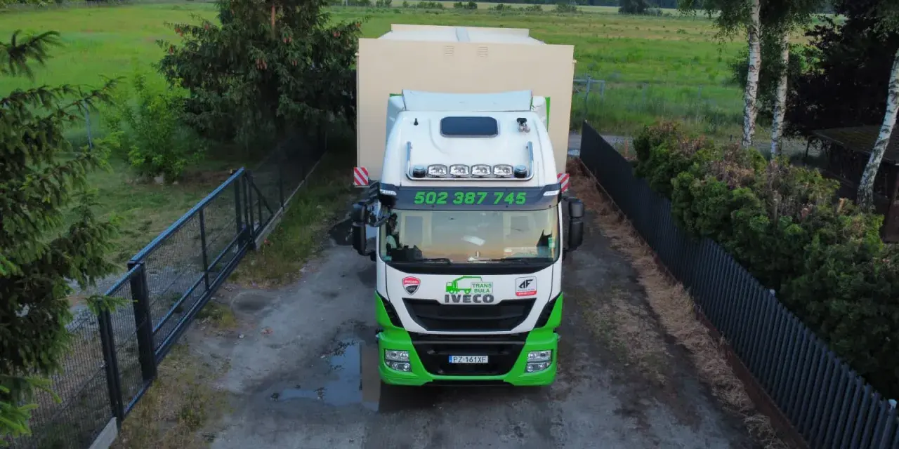 Ile waży naczepa z plandeką? Sprawdź, by uniknąć problemów z transportem