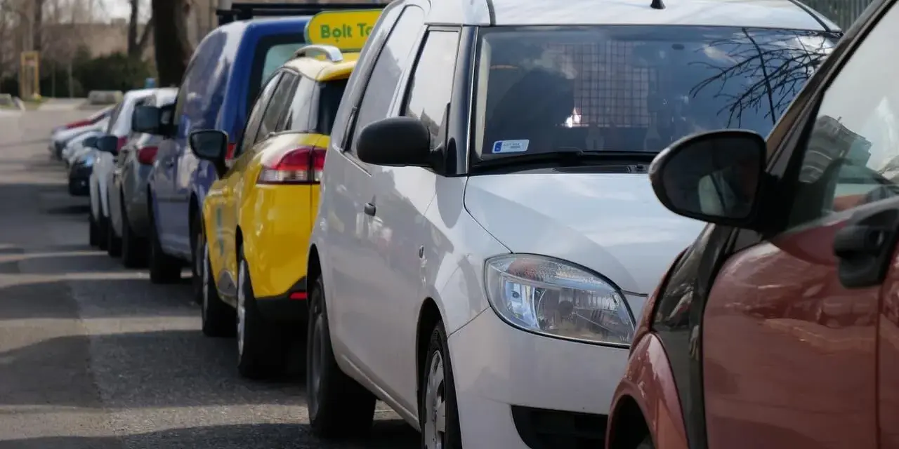 Ile miejsca trzeba zostawić parkując na chodniku, aby uniknąć mandatu