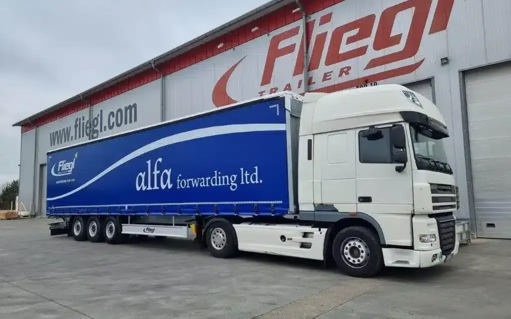 Co to jest naczepa i jak wpływa na transport drogowy?