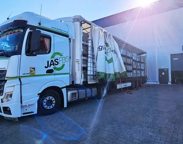 Ile długości ma naczepa tira? Poznaj przepisy i praktyki transportowe