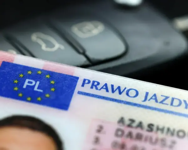 Kluczyk samochodowy i polskie prawo jazdy. Czas na wymianę prawa jazdy, by móc legalnie jeździć po Europie.