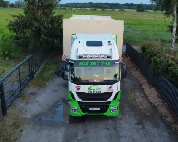 Ile waży naczepa z plandeką? Sprawdź, by uniknąć problemów z transportem