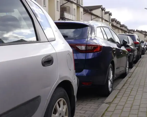 Mandat za parkowanie na chodniku – ile zapłacisz za wykroczenie?